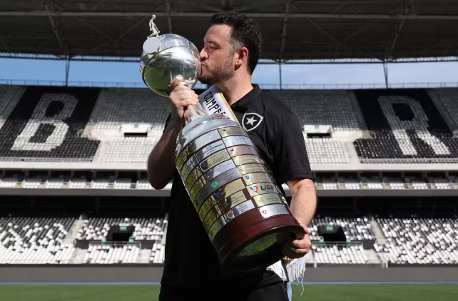 Raphael Rezende com a taça da Libertadores. Ele trabalhou no Botafogo em 2024 — Foto: Vítor Silva/Botafogo